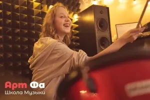 Хохочет, дотягиваясь палочкой до тарелки, красный барабан в кадре – Квартирник по ударной установке, октябрь 2023